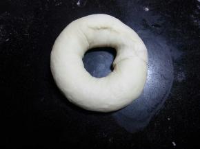 将擀薄的位置一点点用拇指和食指捏紧收口。