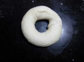 将擀薄的位置一点点用拇指和食指捏紧收口。