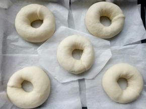 依次做好5个，放在剪好的油纸上。摆在烤盘上。把烤盘放在密闭的地方，按现在的气温，室温醒发就可以了，大约20一30分钟左右。气温高的时候一般醒发20分钟就可以了。
