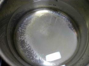 最后发酵快结束的时候煮糖水，1000克水加50克糖。开始以200度预热烤箱。糖水大火烧到冒小泡，将火调到最小，能保持糖水温度就行，水温最好不超90度，因为不是煮面团，而是烫面团哦。