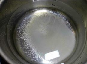 最后发酵快结束的时候煮糖水，1000克水加50克糖。开始以200度预热烤箱。糖水大火烧到冒小泡，将火调到最小，能保持糖水温度就行，水温最好不超90度，因为不是煮面团，而是烫面团哦。