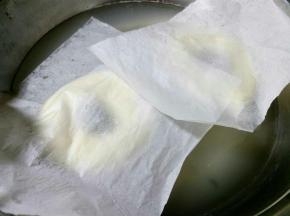 将发酵好的面团取出，用手托着连油纸一起放进糖水，油纸自然会掉落。(因为贝果底部可能会粘，如果直操拽下来，会导致变形，而且面团易塌掉，这也就是一定要放在油纸上的原因。)
