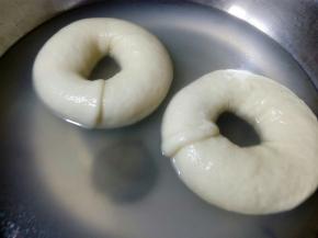 一面煮30秒后，翻面再煮30秒。糖水温度不要太高，如果水温高就应当减少煮面时间，糖水在半开时的温度最合适。这样煮好后的面团也是表面也是基本光滑的。
 