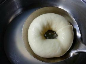 将面团用漏勺捞出，沥去水分。

