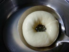 将面团用漏勺捞出，沥去水分。

