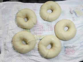 也可以把捞出的面团放在布上，吸干底部水分，水份太多会粘烤盘也影响口感。  这时煮过的面团表皮会微皱，后面烤的时候面团会发胀把表面撑起来的。