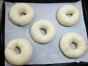 面团排在烤盘上，如果不是不沾烤盘，下要需要垫上油纸。
 
