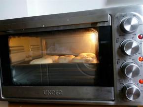 送入预热200℃的烤箱，中层，上下火，20分钟。