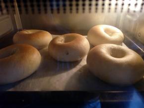 表面上色金黄即可，如果是可以上下火调节的，根据上色情况，最后几分钟面火可以调高20度。
 

 