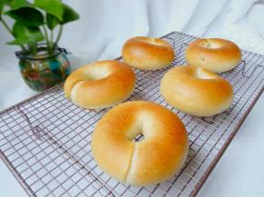 出炉后将面包移至烤网上彻底晾凉。