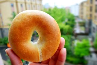 低脂低糖、又耐嚼的贝果特别适合想减肥而嘴巴又耐不住寂寞的人食用，拿上一个，不论是捧本书，边啃边看;或是坐在电视前慢慢享用，都是不错的选择，绝对不会像甜面包那样，拿一个三口二口就下肚了。因为添加的食料少，嚼起来是满满的最原始的麦香味，幸福感爆棚。