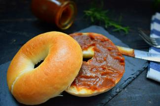 涂抹上奶油奶酪、果酱等，很小资的下午茶哦！
