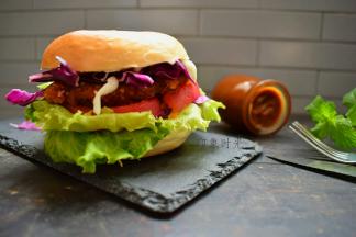 夹馅也可以很随意，培根、肉松、芝士等。