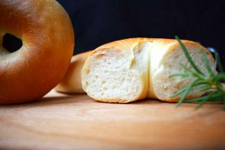 贝果的配方、造型都很简单，即使没有什么面包制作经验的人也能一看就会，配方简单到做过一次就不会忘记。一起来做吧！