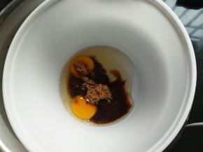 鸡蛋打入容器里，加入红糖