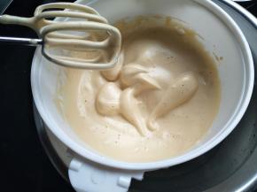 坐温水里打发，蛋液变浓稠，提起打蛋器缓慢低落（或者是画字10秒内不消失）