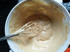 用手动打蛋抽，从下往上挑拌，挑起来抖落几下