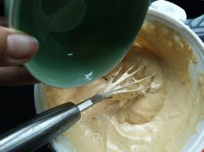 加入玉米油，翻拌均匀