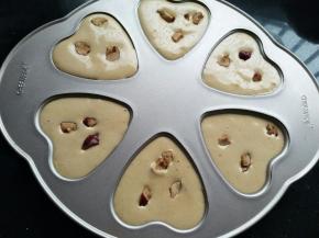 模具事先涂油，蛋糕湖倒入模具里，表面撒红枣粒