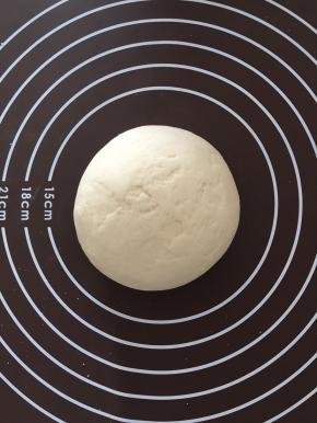 和成面团，放到盆里盖上保鲜膜发酵！