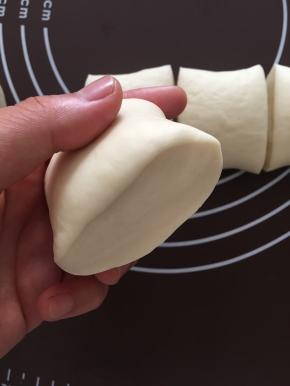 揉好的面团搓成条状，用刀切成十份，切好的面团刀切面要光滑无大气孔！