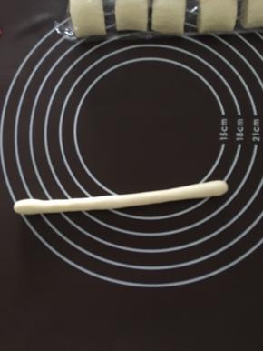 取一小块，搓成长条，两头要粗一点！