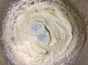 继续用打蛋器打，打发到黄油发白体积明显变大即可！