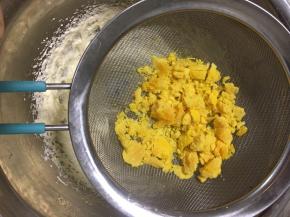 蛋黄过筛到黄油里，用刮刀慢慢刮蛋黄，使其变细腻！再用刮刀把黄油和蛋黄搅拌均匀！