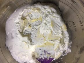 倒入玉米淀粉和低筋面粉，搅拌成面团！