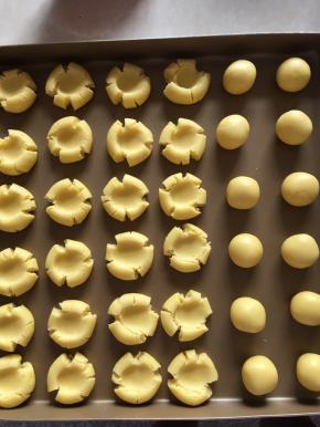 把面团揉成一个个小圆球，大小跟草鸡蛋的蛋黄差不多就行！再用大拇指轻轻按压，形成自然的裂纹！进烤箱烘烤25分钟左右！