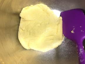 做好的面团要正好不硬不软！能成团又不粘手！这个时候给烤箱预热180度！