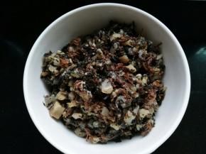 梅干菜切碎，肥肉切小丁块，混合均匀（我的梅干菜事先加调料炒过的）