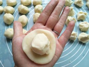 取一个油皮，按扁，包入一个油稣