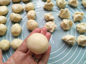 收口捏紧，朝下