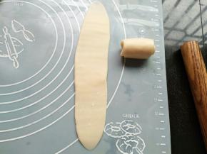 再次取一个面团，擀开，卷起