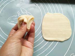 取一个面团，两头向中间捏紧，然后擀圆