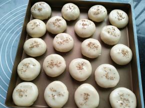 做好放烤盘，表面刷蛋液，撒白芝麻