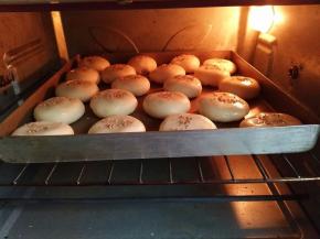 烤箱中层180℃预热5分钟，烤35分钟