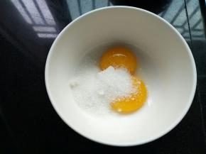 细砂糖和蛋黄一起
