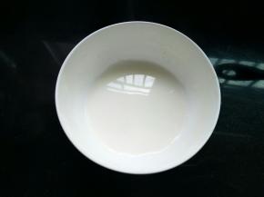 牛奶微波炉加热1分钟（原方子是放小奶锅，煮沸，我觉得量太少，煮麻烦还是微波炉加热方便）