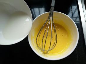 牛奶加热立马倒入蛋黄里，要沿着边缘慢慢倒入，手动打蛋抽快速的搅打均匀（热牛奶慢慢倒入，快速搅打）
