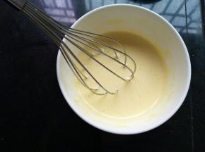 搅打均匀蛋液