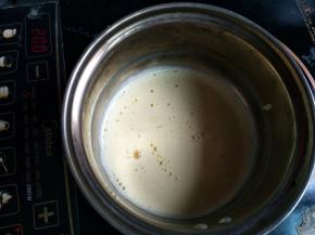 把蛋液倒入小奶锅里