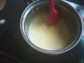 电磁炉小火加热，刮刀不停的搅拌，以免湖底，冒小泡就可以关火