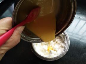 把放凉的蛋黄液倒入奶油里