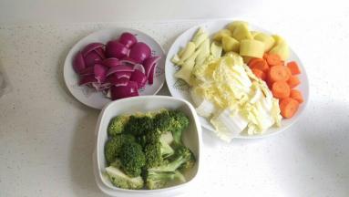 把红萝卜土豆切块，西蓝花切大块，洋葱每个切4大块，芹菜切大块。