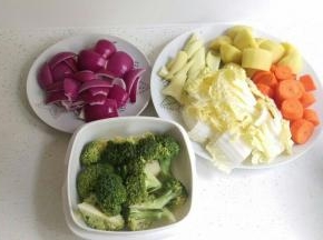 把红萝卜土豆切块，西蓝花切大块，洋葱每个切4大块，芹菜切大块。