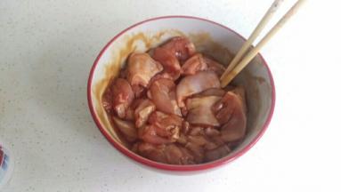 鸡腿肉去骨后加入3勺蚝油腌2小时。