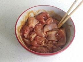 鸡腿肉去骨后加入3勺蚝油腌2小时。