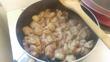 热油后加入鸡肉炒到6成熟。